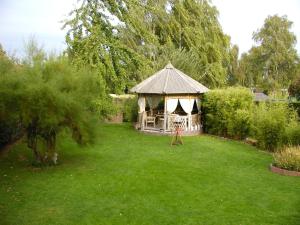 a gazebo in the middle of a yard at B&B A la Malogne in Mons