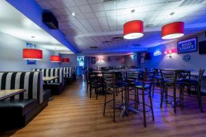a dining room with tables and chairs in a restaurant at Red Roof PLUS Newark Liberty Airport - Carteret in Carteret