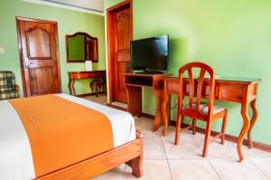 TV a/nebo společenská místnost v ubytování Hotel El Auca
