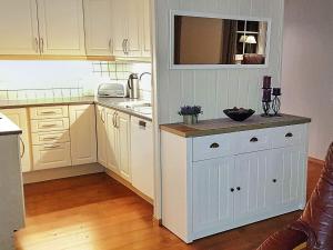 Η κουζίνα ή μικρή κουζίνα στο 6 person holiday home in Hamnvik