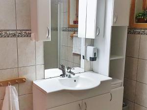 Ένα μπάνιο στο 6 person holiday home in Hamnvik