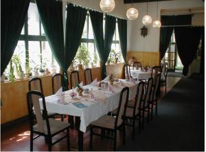 jadalnia z długim stołem i krzesłami w obiekcie Restaurace a pension První Mlýn Chomutov w mieście Chomutov