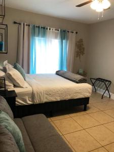 Gallery image of The Comfi Coral - Large 1 Bedroom Studio A in Baytown