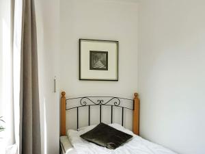 - un lit dans une chambre avec une photo sur le mur dans l'établissement Holiday home STRÖMSTAD XVIII, à Strömstad