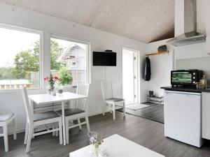 un salon avec une table et une cuisine avec une table à manger dans l'établissement Holiday home Brålanda III, à Brålanda