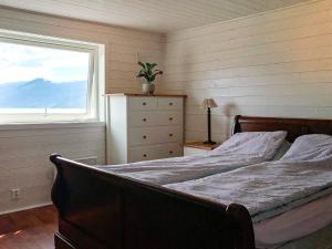 Holiday home TØRRVIKBYGD tesisinde bir odada yatak veya yataklar