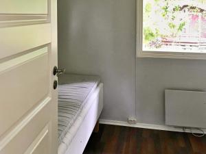 um pequeno quarto com uma pequena janela e um colchão em Holiday home EDSBRO II em Edsbro