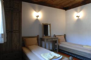 En eller flere senge i et værelse på Bazoteva House