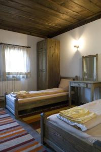 コヴァチェヴィカにあるバゾテバ ハウスのベッドルーム1室(ベッド2台、テーブル、窓付)