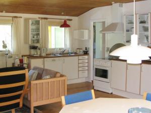 Una cocina o zona de cocina en 6 person holiday home in Dannemare