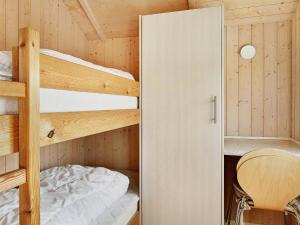 מיטה או מיטות קומותיים בחדר ב-Three-Bedroom Holiday home in Storvorde 6