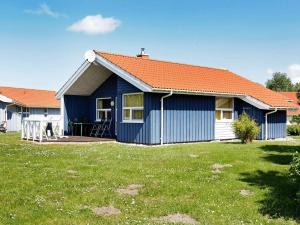 オッテルンドルフにある6 person holiday home in Otterndorfの青い家