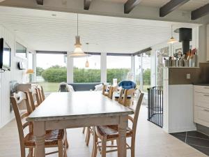 cocina y comedor con mesa y sillas en 6 person holiday home in Hemmet, en Falen