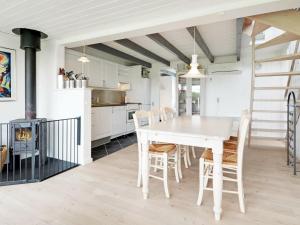 cocina y comedor con mesa blanca y sillas en 6 person holiday home in Hemmet, en Falen