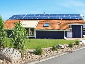 オッテルンドルフにある12 person holiday home in Otterndorfの屋根の太陽光パネル付き家