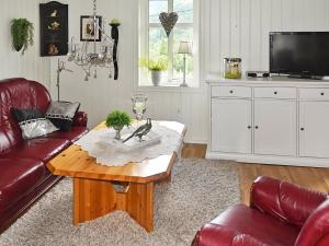 - un salon avec un canapé et une table basse dans l'établissement Three-Bedroom Holiday home in Åram 1, à Sandvik