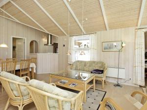 uma sala de estar com mesa e cadeiras em 10 person holiday home in lb k em Ålbæk