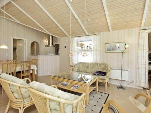 Ålbækにある10 person holiday home in lb kのリビングルーム(テーブル、椅子付)