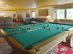 Mesa de billar en Four-Bedroom Holiday home in Mellerud