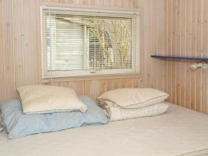 Sønder BjertにあるTwo-Bedroom Holiday home in Bjert 1の窓付きの部屋で、ベッド1台(枕2つ付)