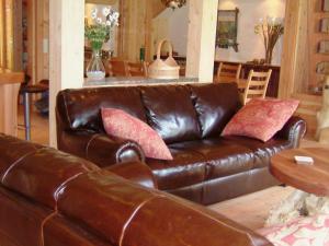 Ualandにある10 person holiday home in Ualandの- 茶色の革張りのソファ(ピンクの枕付)