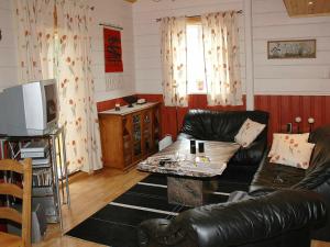 TV at/o entertainment center sa Three-Bedroom Holiday home in Isfjorden