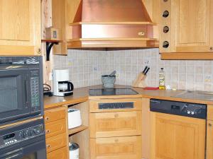 Virtuve vai virtuves zona naktsmītnē Three-Bedroom Holiday home in Isfjorden