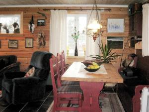 uma sala de estar com uma mesa de jantar e cadeiras em 10 person holiday home in HOVDEN em Hovden
