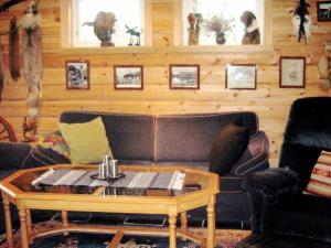 uma sala de estar com um sofá e uma mesa de centro em 10 person holiday home in HOVDEN em Hovden