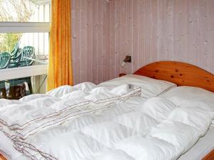 ゲルティングにあるTwo-Bedroom Holiday home in Gelting 3の窓付きの客室で、白い大型ベッド1台が備わります。