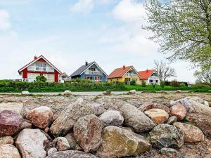 eine Reihe von Häusern hinter einem Haufen Steine in der Unterkunft Two-Bedroom Holiday home in Gelting 3 in Gelting