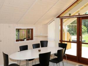 una sala de reuniones con mesa blanca y sillas en 7 person holiday home in Ulfborg, en Sønder Nissum