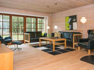sala de estar con sofás y mesa en 6 person holiday home in Bl vand, en Blåvand