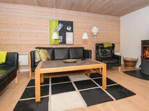 sala de estar con sofá y mesa de centro en 6 person holiday home in Bl vand, en Blåvand