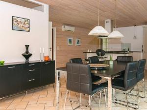 comedor y cocina con mesa y sillas en 6 person holiday home in Bl vand, en Blåvand