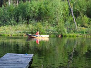 una persona en un pequeño barco en un lago en 8 person holiday home in GR NNA, en Målskog