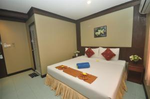 Un pat sau paturi într-o cameră la Pak Klong Room for rent