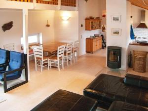 スナーヴィグにある8 person holiday home in Ringk bingのリビングルーム(テーブル、椅子付)、キッチン