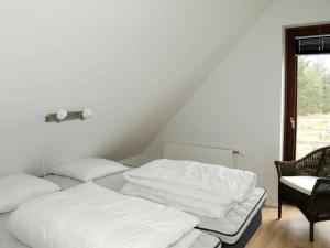 ロモ・キルケビーにある6 person holiday home in R mの窓付きの客室で、ベッド1台(白いシーツ付)