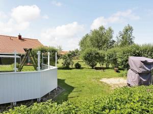 オッテルンドルフにある6 person holiday home in Otterndorfの家庭のある庭園の景色