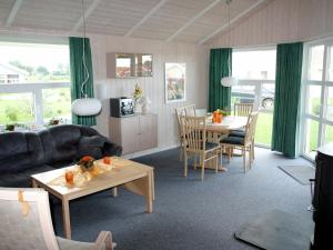 ein Wohnzimmer mit einem Sofa und einem Tisch in der Unterkunft 6 person holiday home in Otterndorf in Otterndorf