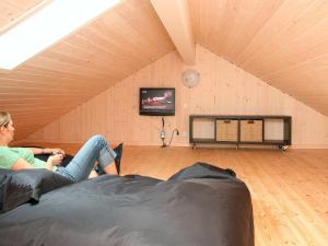 TV a/nebo společenská místnost v ubytování 16 person holiday home in Løkken-By Traum