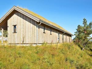 un edificio con un tetto in erba in cima a una collina di 8 person holiday home in SERAL a Hamkoll