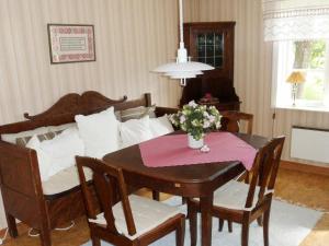 - une salle à manger avec une table et un canapé dans l'établissement 4 person holiday home in BRUA KULLA, à Källekulla