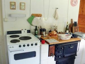 eine Küche mit einem weißen Herd und einer Arbeitsplatte in der Unterkunft 4 person holiday home in BRUA KULLA in Källekulla