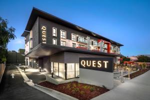 旺加拉塔Quest Wangaratta的前方有征服标志的探险建筑