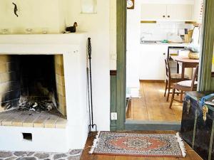 - un salon avec une cheminée et un tapis dans l'établissement 4 person holiday home in ANKARSRUM, à Hult