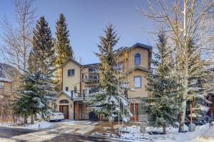 una casa con árboles nevados delante de ella en Streamside 333A, en Frisco