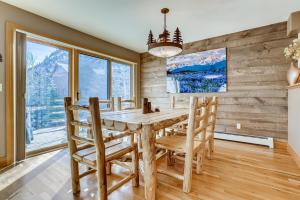 Un comedor con mesa y sillas de madera. en Streamside 333A, en Frisco
