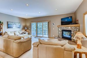Una sala de estar con dos sofás y una chimenea. en Streamside 333A, en Frisco